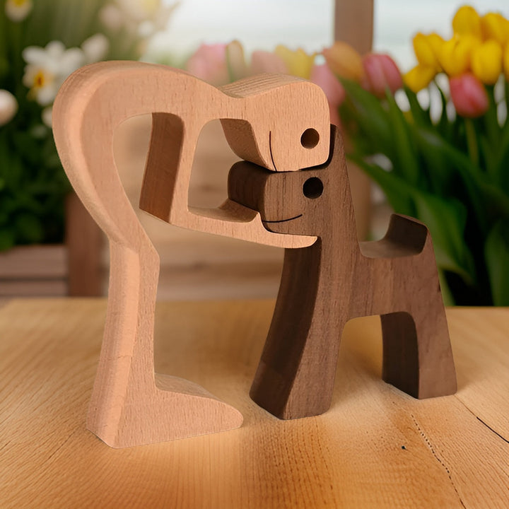 Figurine en bois sculpté représentant un couple et leur chien, cadeau idéal pour célébrer l'amour et la famille.