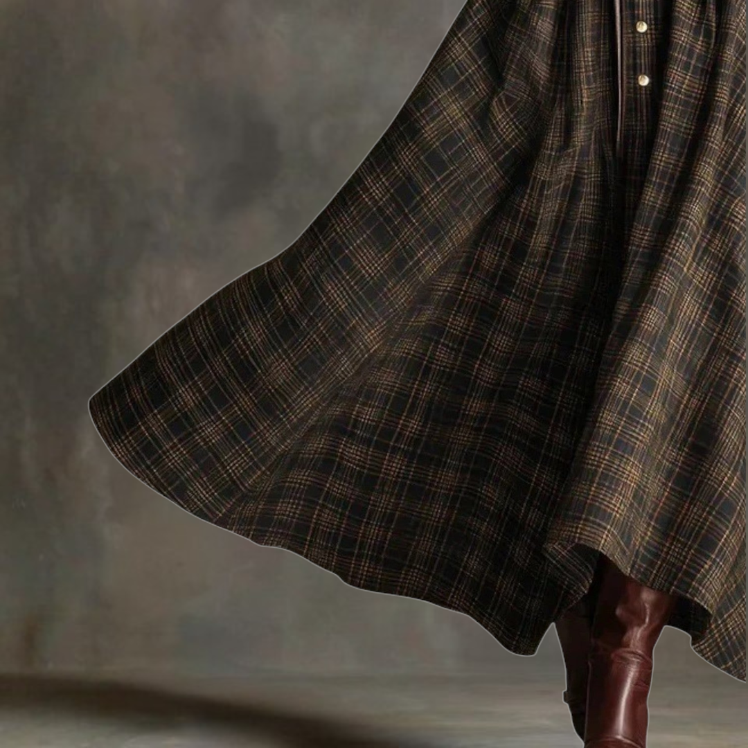 Robe longue vintage chic pour femme, motif tartan. Design boutonnée et ceinturée, idéale pour un look hivernal élégant.