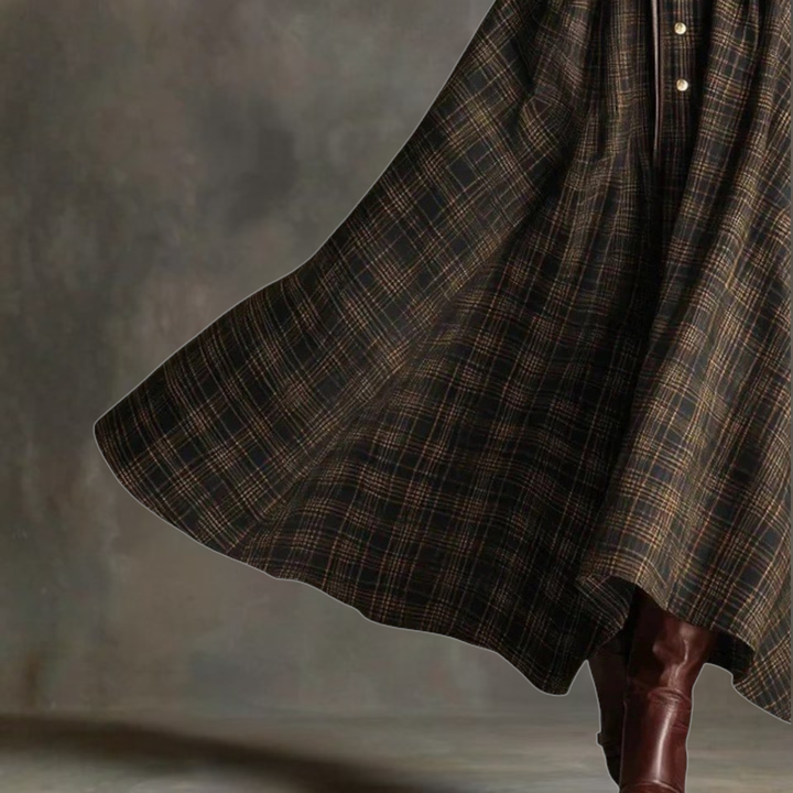 Robe longue vintage chic pour femme, motif tartan. Design boutonnée et ceinturée, idéale pour un look hivernal élégant.