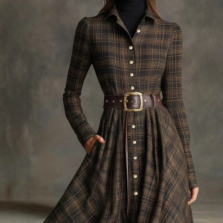 Robe longue femme élégante et confortable, motif tartan. Boutonnée, ceinturée, parfaite pour un style vintage tendance.