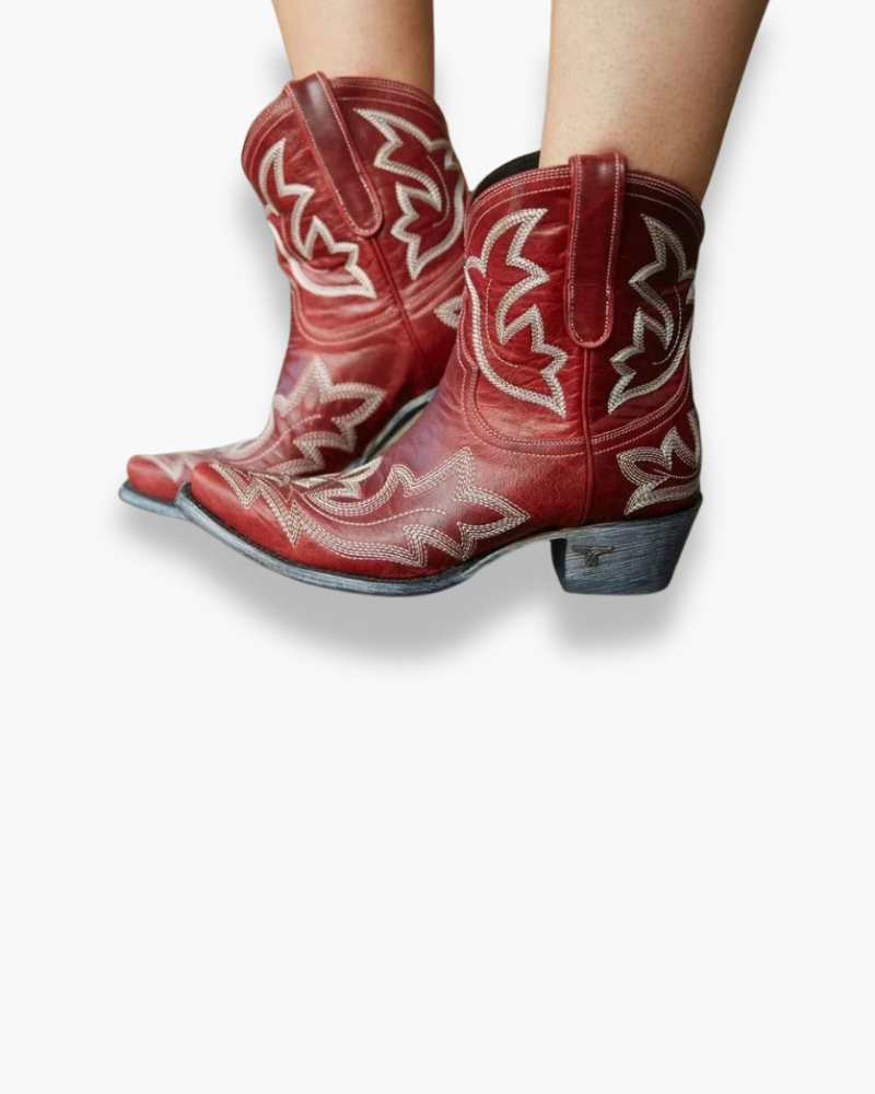 Chaussures femme : bottes western tendances avec broderies délicates, idéales pour le printemps et un look élégant.