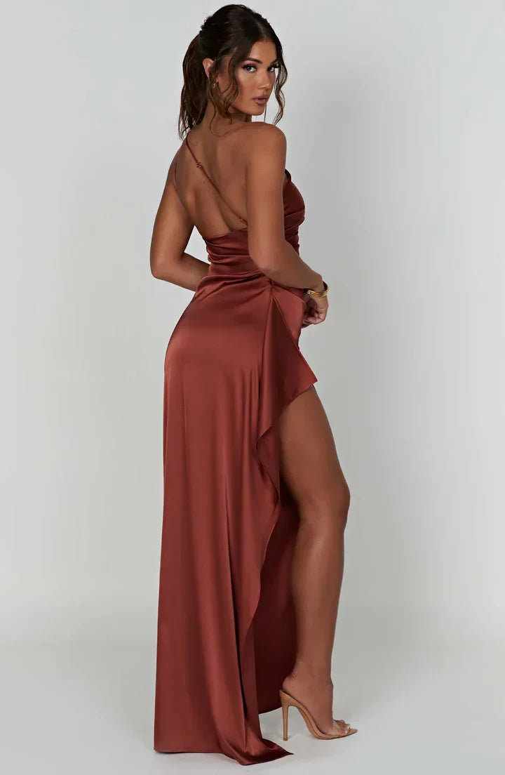 Robe de cocktail chic satinée, coupe asymétrique fendue.