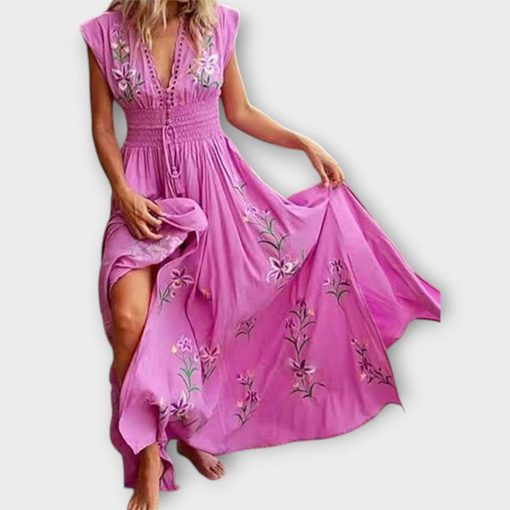 Robe Felizia bohème femme brodée, longue et légère, parfaite pour l'été et les vacances à la plage.