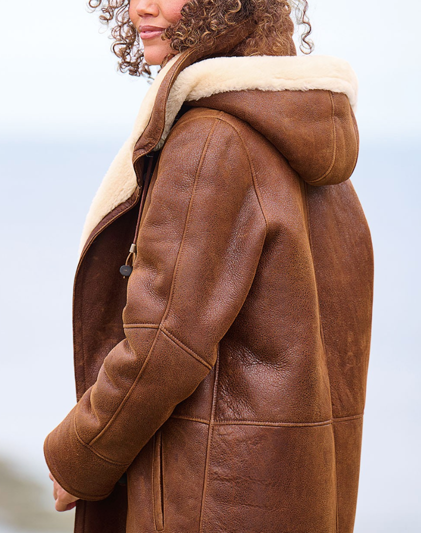 Veste longue femme marron à capuche, douce et confortable, parfaite pour rester au chaud et stylée en hiver.