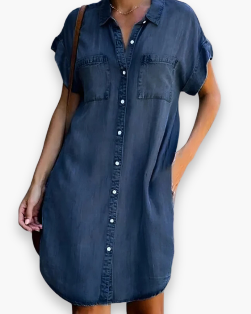 Robe chemise courte en jean pour femme. Look décontracté chic, idéale pour l'été. Mode et élégante.