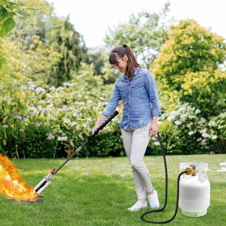 Buse de chalumeau désherbeur professionnel en action, flamme puissante pour désherbage efficace et rapide au jardin.