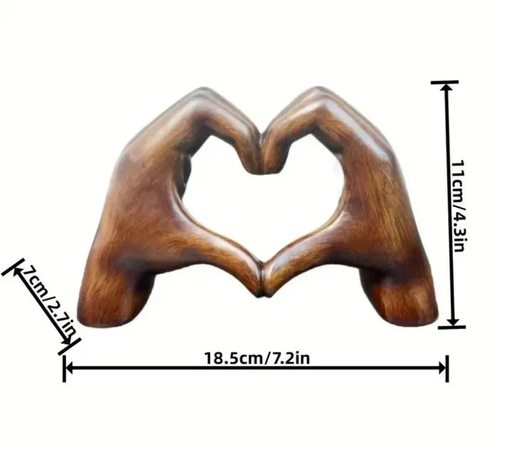 Artisanat bois : cœur sculpté fait main. Décoration élégante, symbole d'amour pour toute maison.