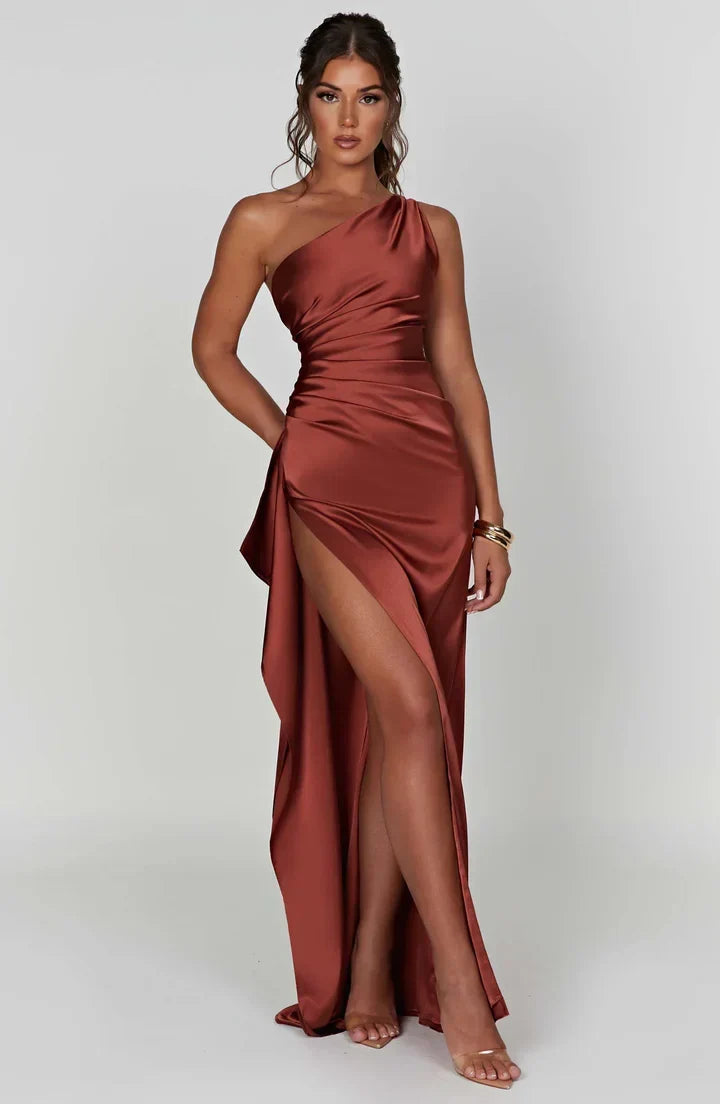 Robe de soirée asymétrique fendue en satin, élégante et raffinée.