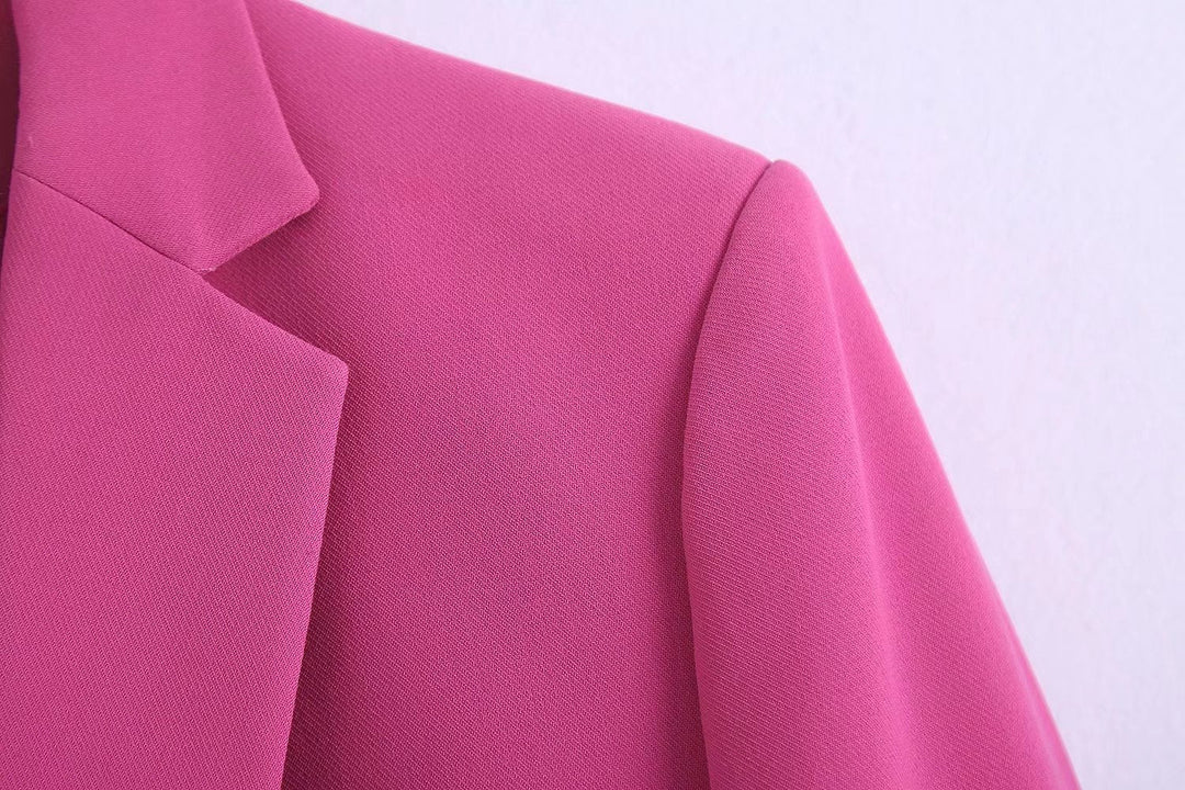 Ensemble femme rose, blazer et pantalon élégants pour une allure professionnelle assurée.