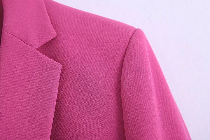 Ensemble femme rose, blazer et pantalon élégants pour une allure professionnelle assurée.