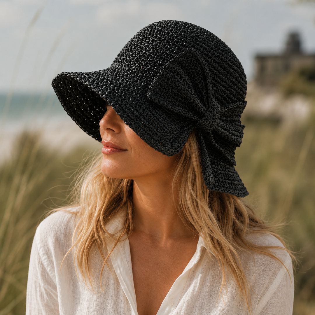 Chapeau de paille femme pliable avec bord court et nœud tressé, parfait pour la plage ou un style d'été élégant.