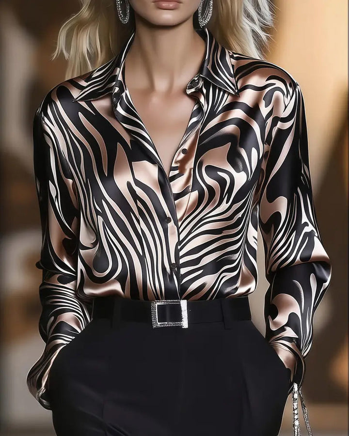 Chemise femme imprimée col V, manches longues. Élégante et confortable, idéale pour la mode automne-hiver.