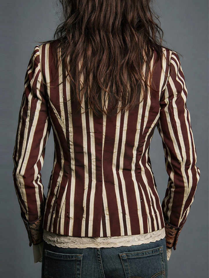Blazer bohème femme, rayures discrètes et fleurs vintage, une veste chic pour toutes saisons.