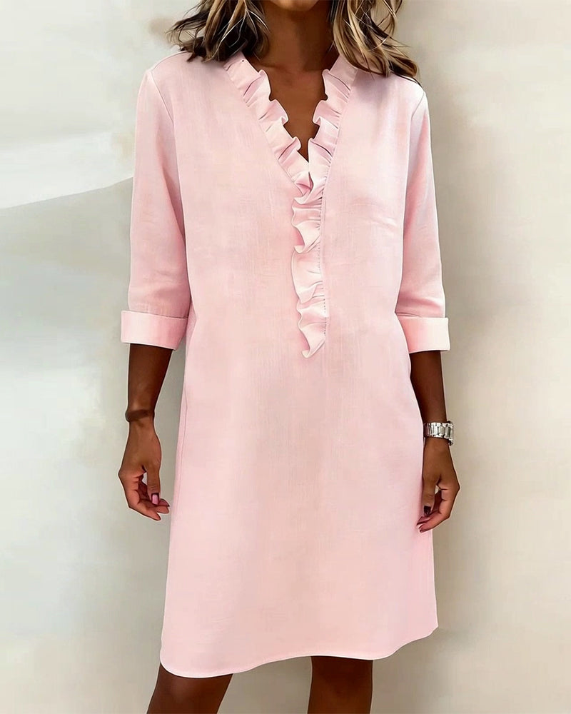 Robe d'été femme, col V, volants, coupe droite, pour un look élégant et léger.