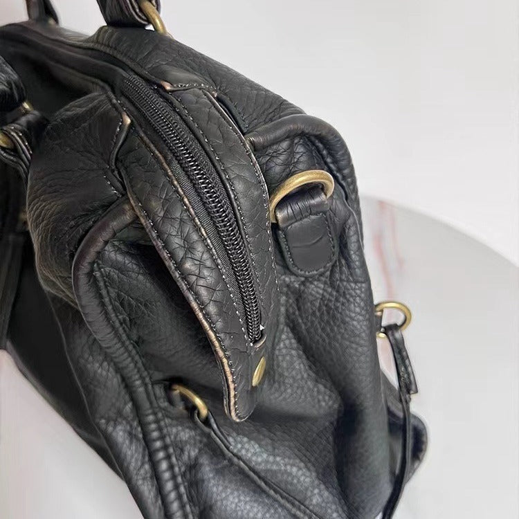 Sac en cuir véritable noir style vintage, un accessoire de mode intemporel et élégant pour femme.