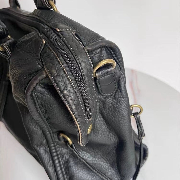 Sac en cuir véritable noir style vintage, un accessoire de mode intemporel et élégant pour femme.