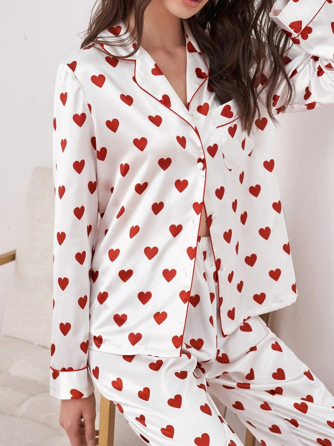 Ensemble pyjama femme blanc en coton doux, motif cœur. Chemise et pantalon pour nuits confortables et détente.
