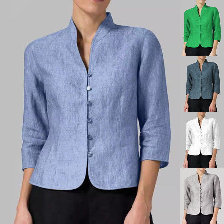 Blouse femme ajustée élégante, col montant, décolleté V et manches 3/4. Idéale pour bureau ou décontracté.
