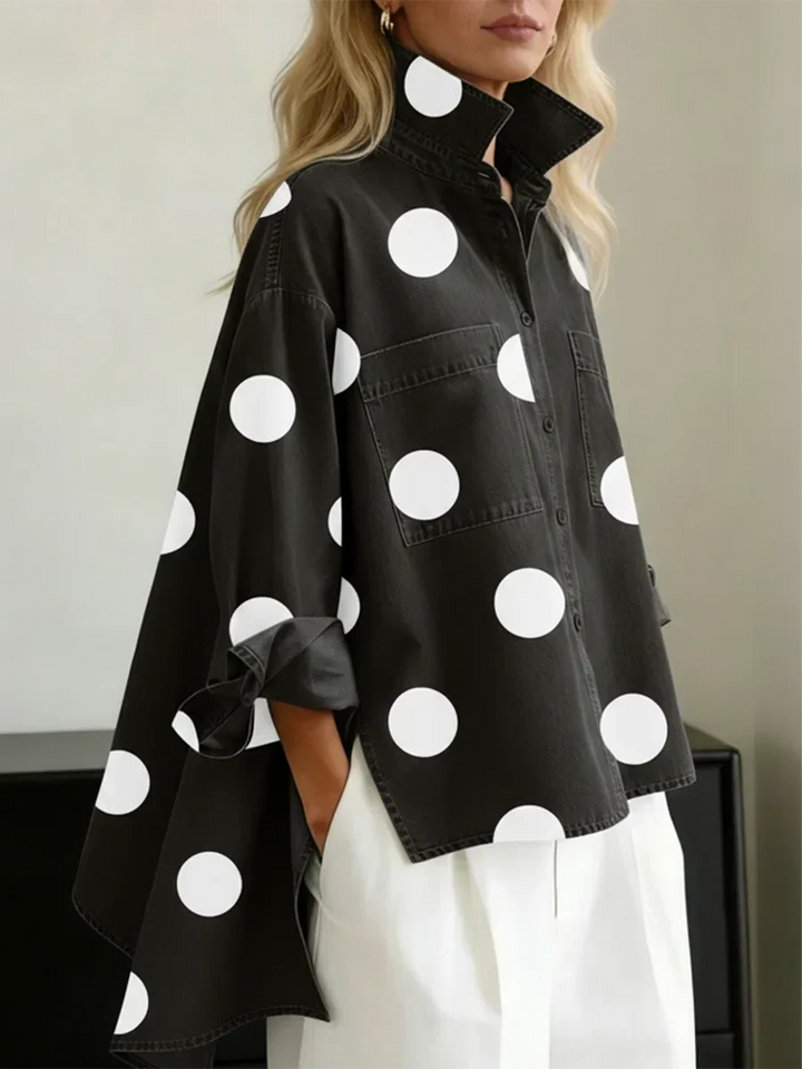 Chemisier femme oversize chic à pois artistiques, manches longues. Look moderne et polyvalent toutes saisons.