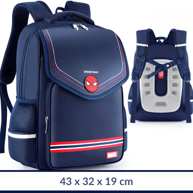 Enfant souriant avec son cartable super-héros confortable, prêt pour une rentrée scolaire réussie et amusante.