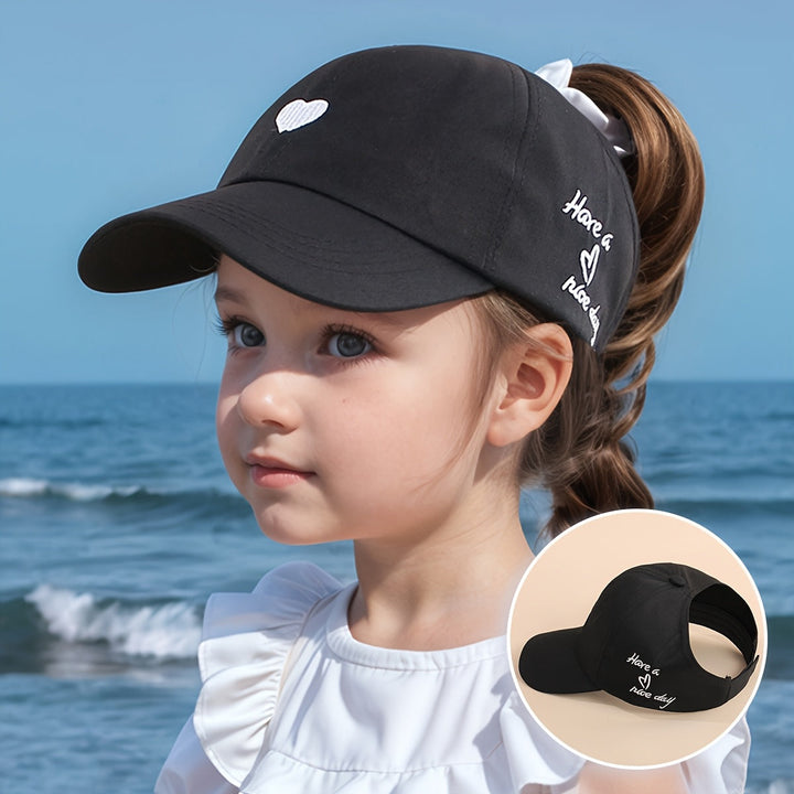 Détail de la broderie cœur sur casquette de baseball enfant, matière respirante, grand confort.