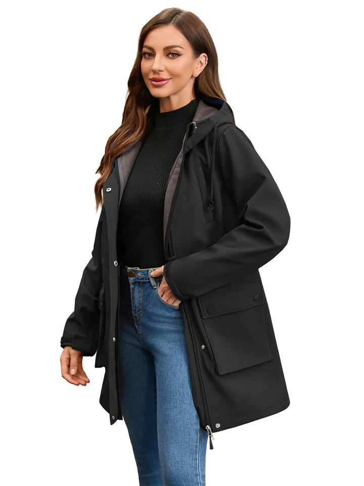 Veste femme robuste et durable, imperméable et coupe-vent, conçue pour l'extérieur et le sport.