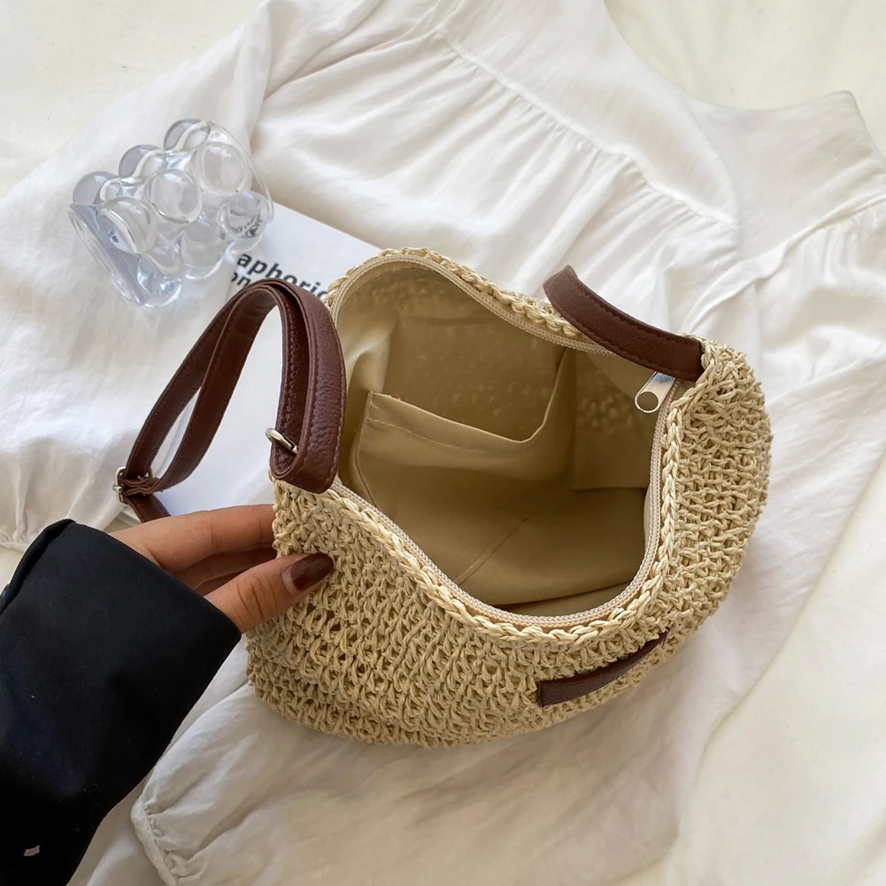 Sac bandoulière femme grand format, tressé marron et beige. Cabas bohème idéal pour un style décontracté chic.