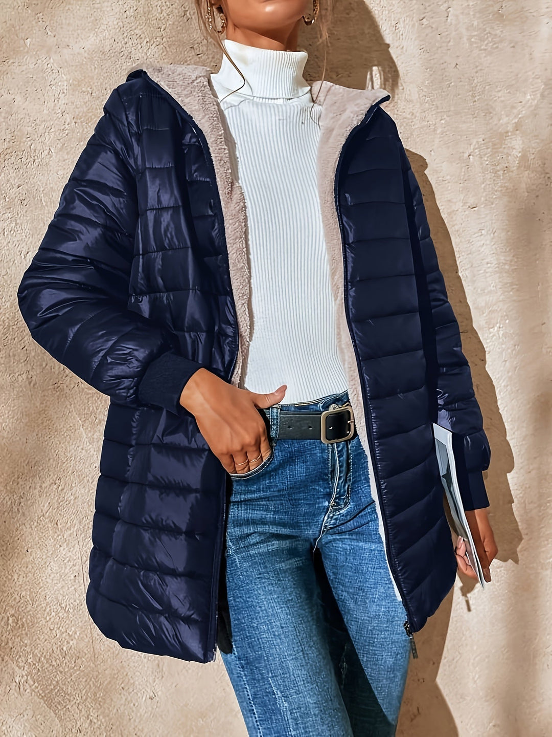 Manteau femme coupe droite, long et imperméable, matelassé, assurant chaleur et élégance en hiver.