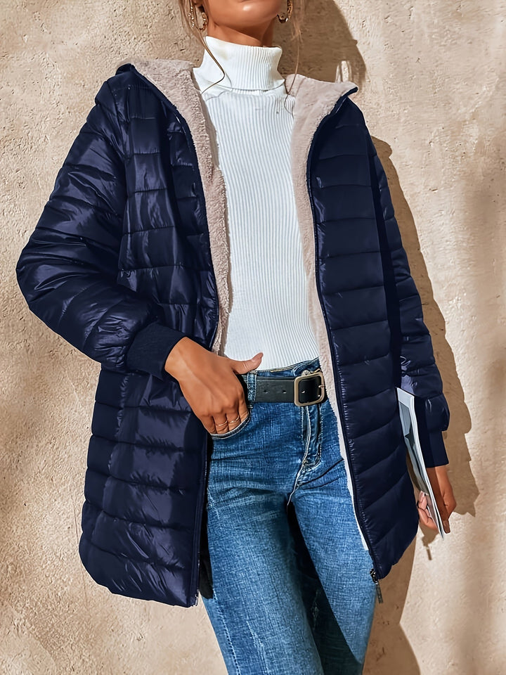 Manteau femme coupe droite, long et imperméable, matelassé, assurant chaleur et élégance en hiver.