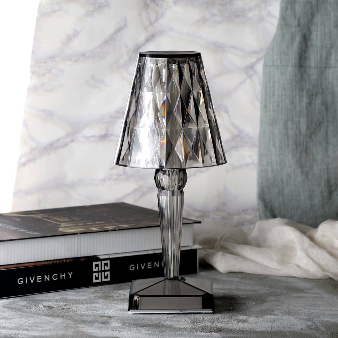 Éclairage d'ambiance: lampe de table en cristal tactile. Idéale pour une décoration intérieure élégante.