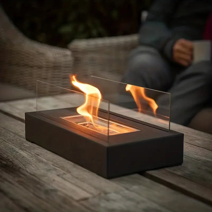 Flamme bioéthanol du foyer extérieur "Sérénité Flamme Luxe" sur une terrasse, pour des soirées magiques et stylées.