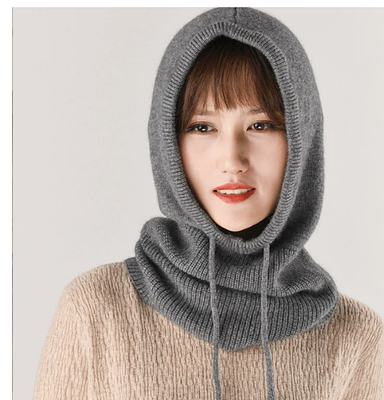 Élégant bonnet tricoté en cachemire avec capuche pour femme. Un accessoire chaud et doux.