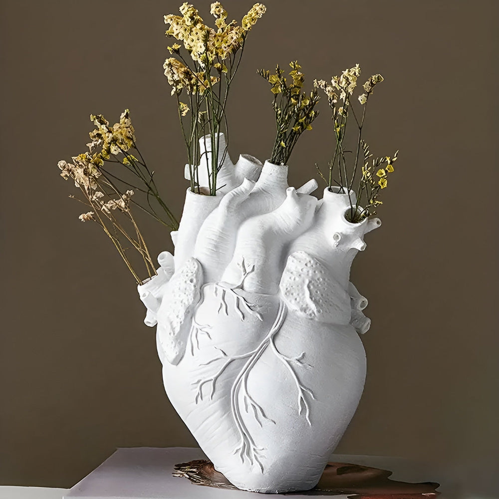 Vase cœur en résine blanche, élégance moderne, idéal pour décoration intérieure de chambre ou salon.