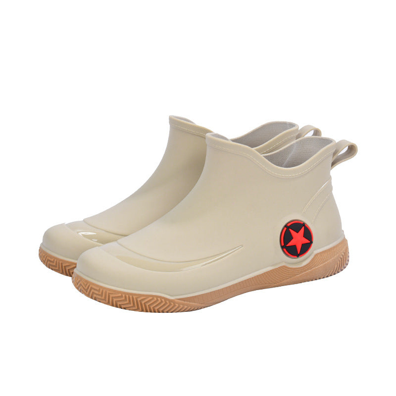 Bottes de pluie courtes masculines, design urbain et protection imperméable, confortables pour la marche quotidienne.