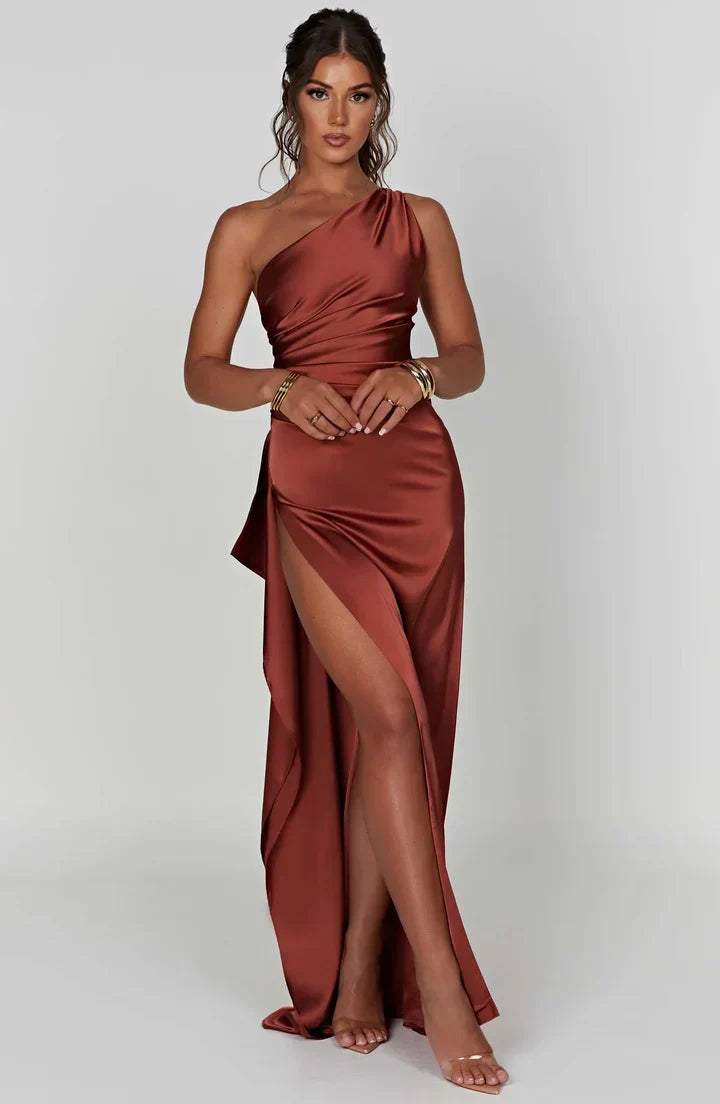 Robe satinée pour femmes, asymétrique fendue, élégance garantie.