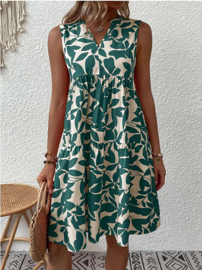 Robe courte femme sans manches, motifs floraux vifs et tissu fluide, look estival frais et stylé.