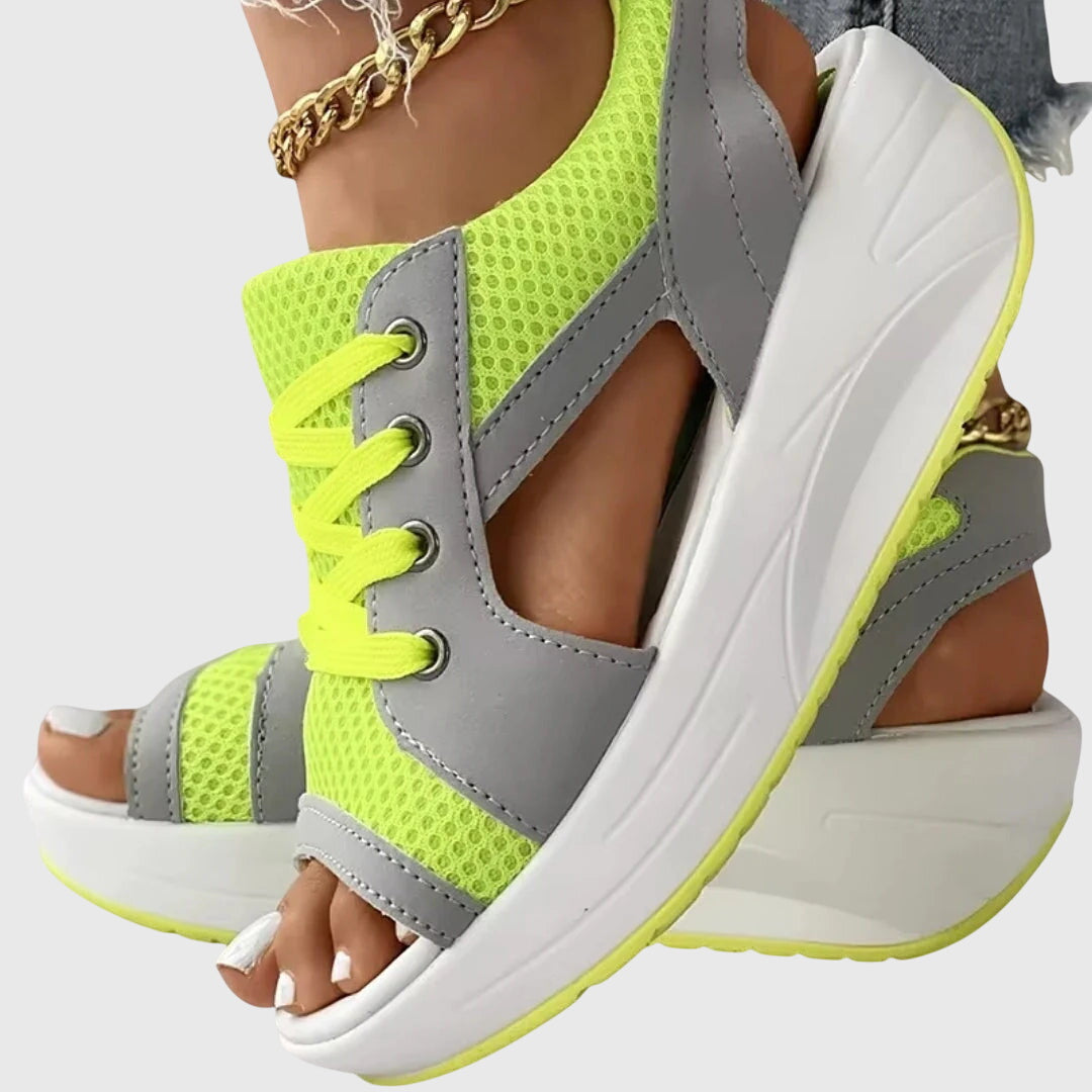 Sandales femme à plateforme compensée et bout ouvert, essentielles pour le confort et l'élégance en été.