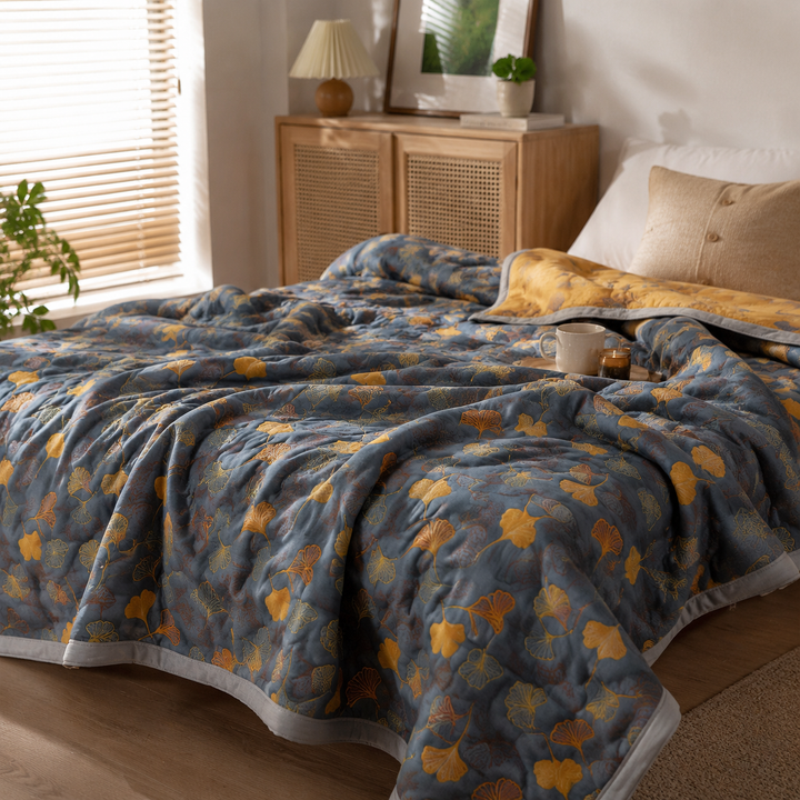 Texture et motif feuilles de Ginkgo sur la couette réversible jaune. Changez le look de votre chambre en un instant avec ce linge.