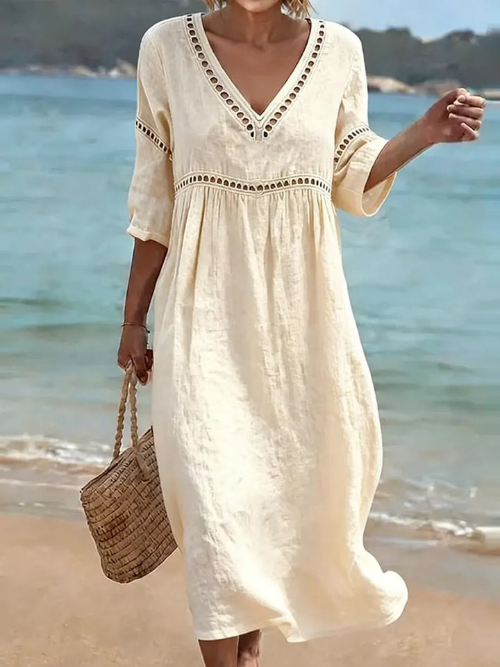 Robe d'été femme en coton confortable, col V, coupe fluide. Parfaite pour un look décontracté chic.