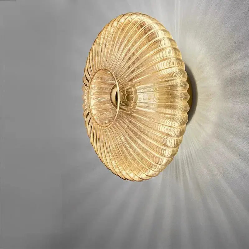 Applique murale scandinave OpaliVé, luminaire en verre pour une décoration intérieure minimaliste et chic.
