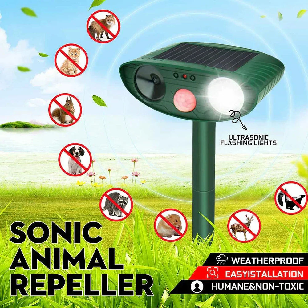 Répulseur anti-cerf solaire installé dans un jardin verdoyant. Protection extérieure efficace.