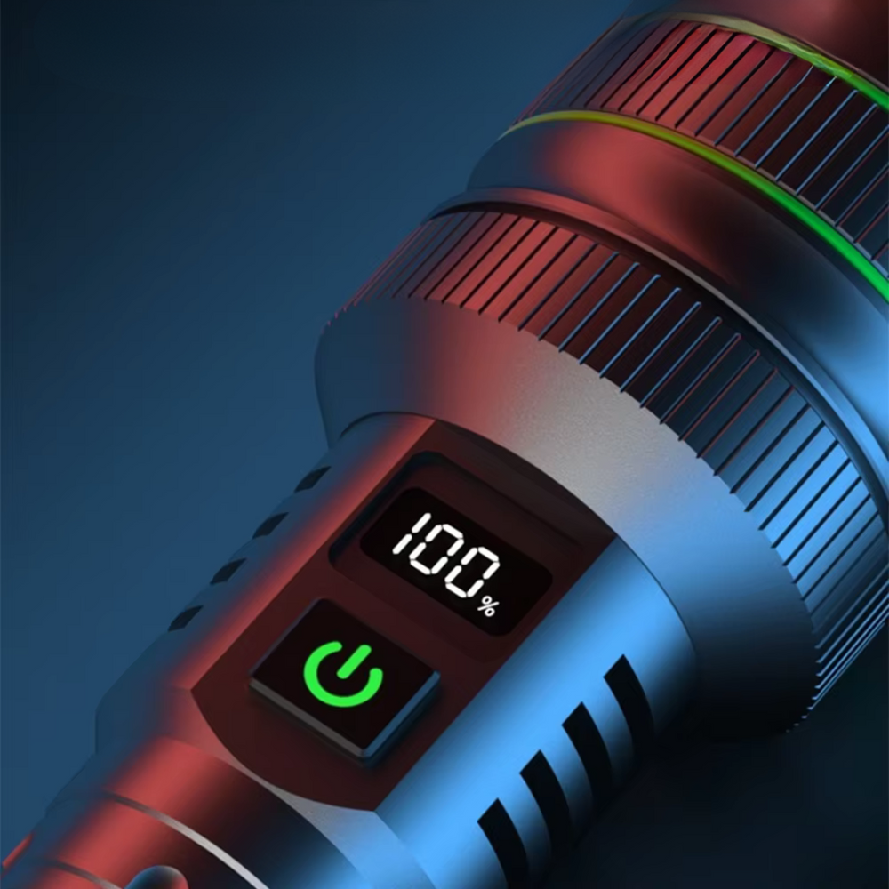 Torche LED étanche et robuste avec fonction zoom, parfaite pour les situations d'urgence et l'extérieur.