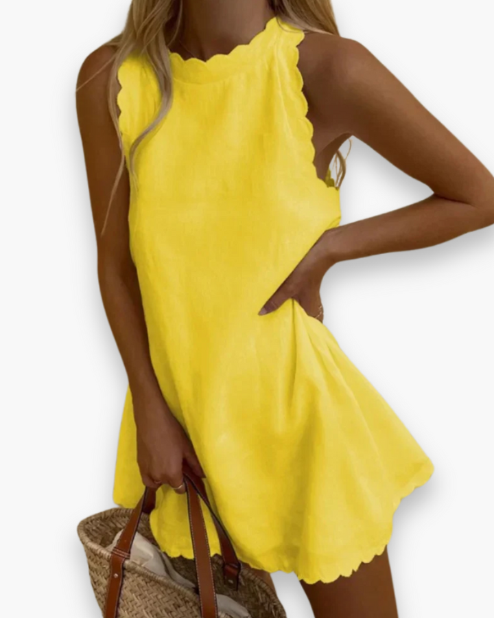 Robe mini femme tendance et colorée, avec un design ondulé, offrant confort et élégance estivale.