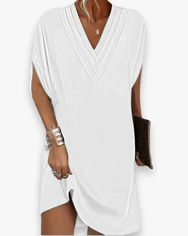 Robe mini chic femme, col V, disponible en plusieurs couleurs. Tenue mode féminine pour toutes occasions estivales.