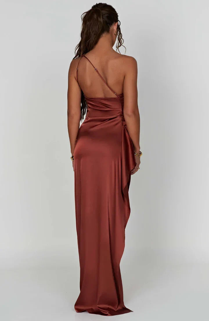 Robe satinée, coupe asymétrique fendue, idéale pour un cocktail.