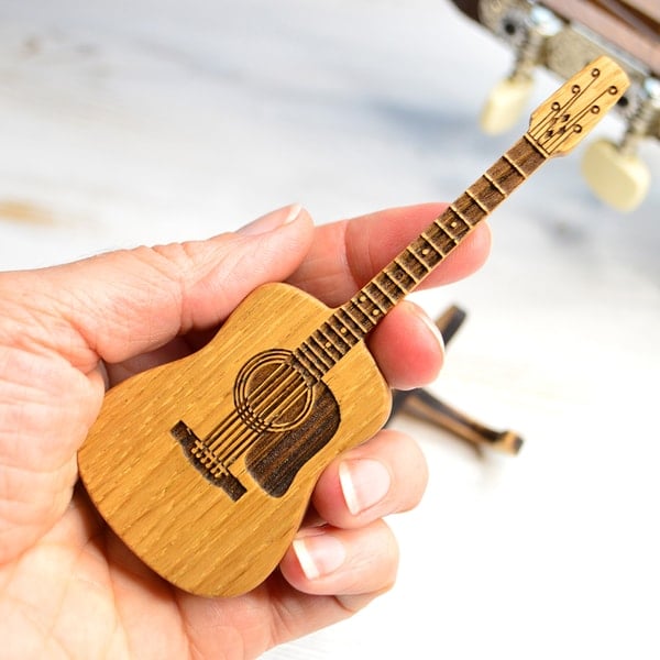 Boîte de rangement pour médiators en chêne. Un cadeau musicien élégant, parfait pour tout guitariste.