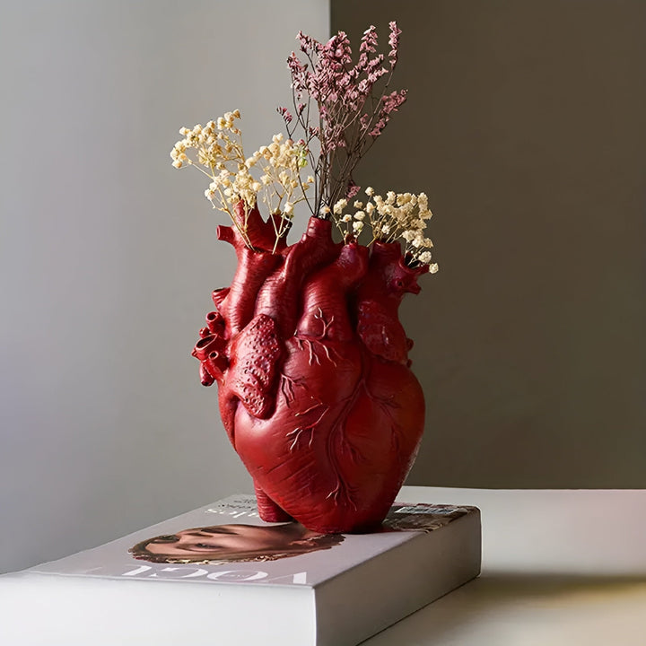 Vase design en résine avec motif cœur, décoration minimaliste et moderne pour tout intérieur contemporain.