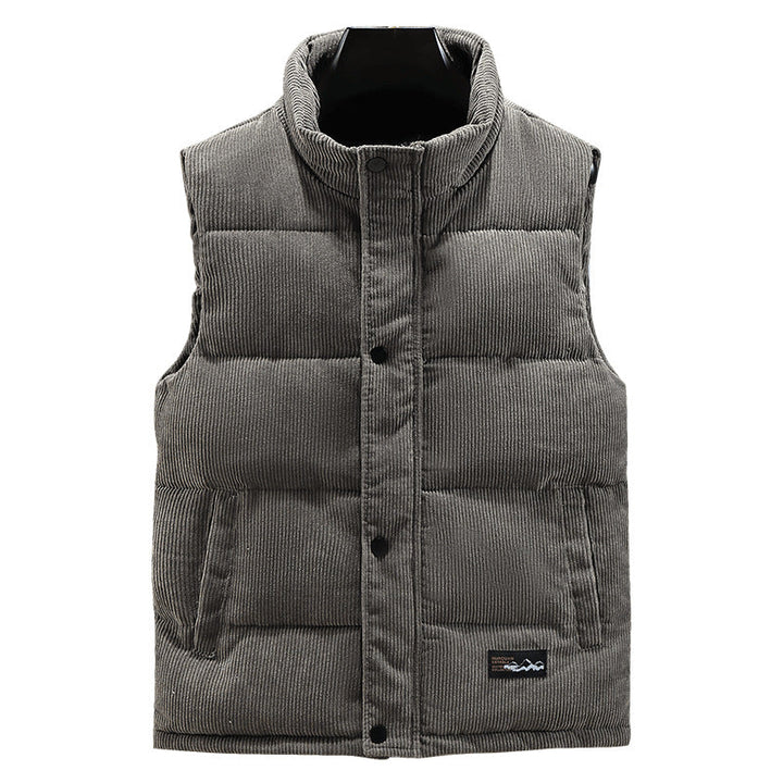 Gilet homme coupe droite, velours côtelé épais noir, col montant pour chaleur. Parfait superposition mode automne-hiver.