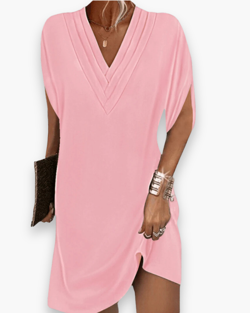 Robe courte noire femme, col V, élégante et versatile. Tenue chic parfaite pour les soirées d'été.