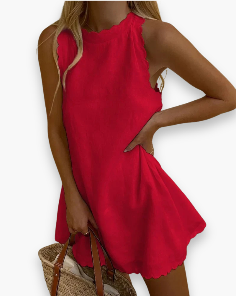 Robe d'été chic et polyvalente avec détails ondulés, parfaite pour la plage ou une soirée élégante.